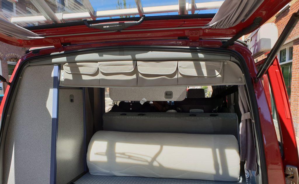 Attaching the Brandrup utility bags – Knus in een Volkswagenbus